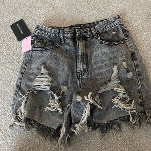 Pretty little thing-washed grey distressed denim shorts